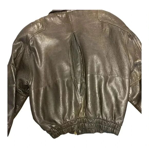 This vintage Metropolitan leather jacket is a must-have for any stylish person. - Picture 3 of 10